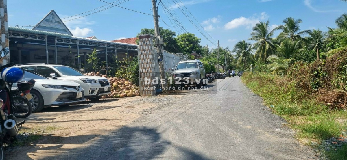 Nhà mới 100% mặt tiền đường nhựa cách trung tâm thị trấn chợ gạo 3km