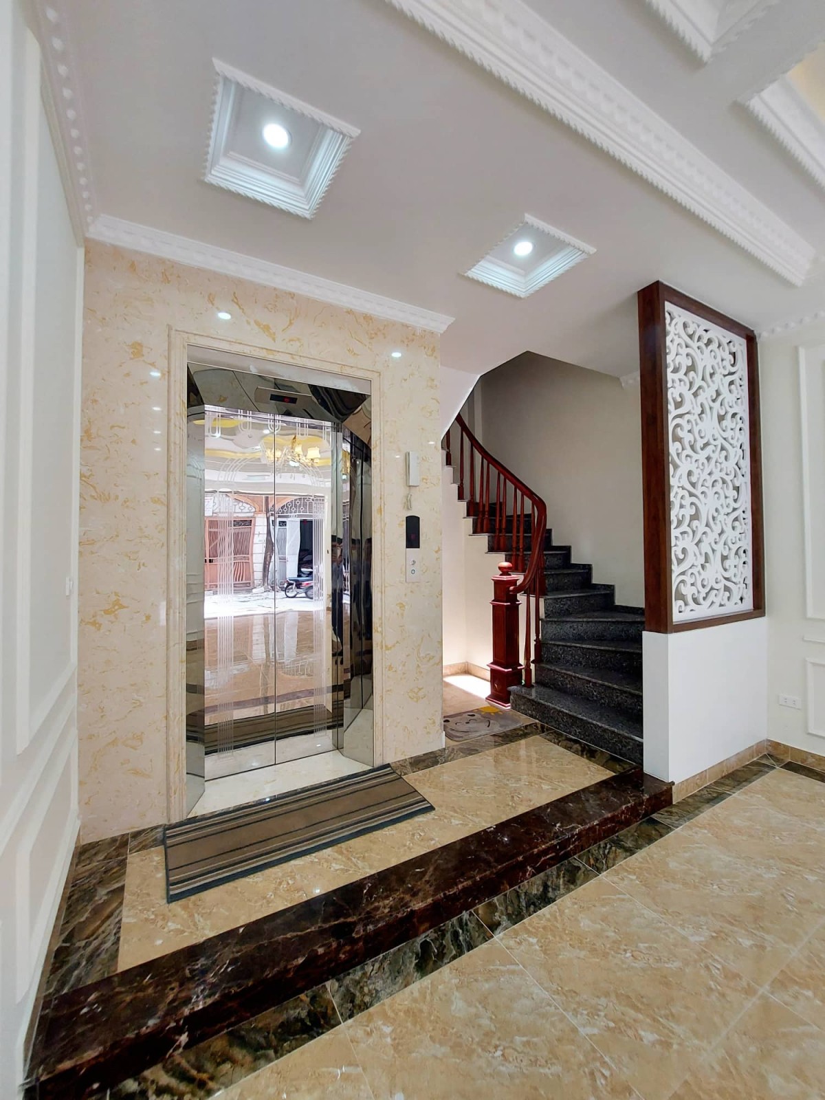 Siêu phẩm mặt phố Đông Quan, Quan Hoa Cầu Giấy, gara ô tô thang máy xịn, full nội thất