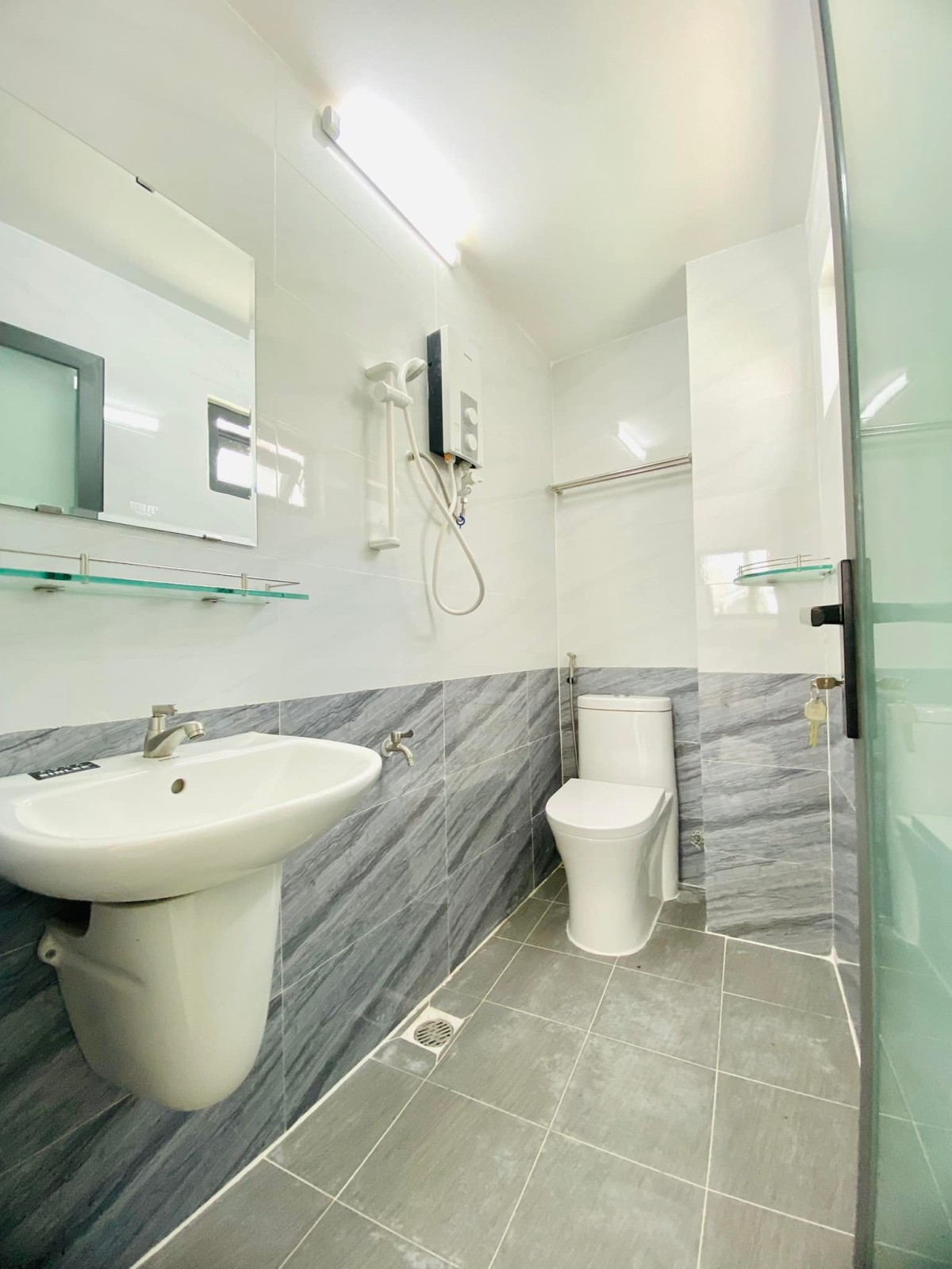 Bán nhà lô góc 3 tầng giá nhỉnh 4 tỷ còn thương lượng ngang 5m, lhcc