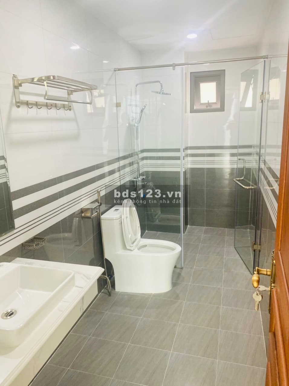 Toà nhà Văn phòng Mặt phố khu vực Cầu Giấy, DT55m2x 6 tầng, MT5,1m thang máy, vỉa hè rộng, giá 20 tỷ
