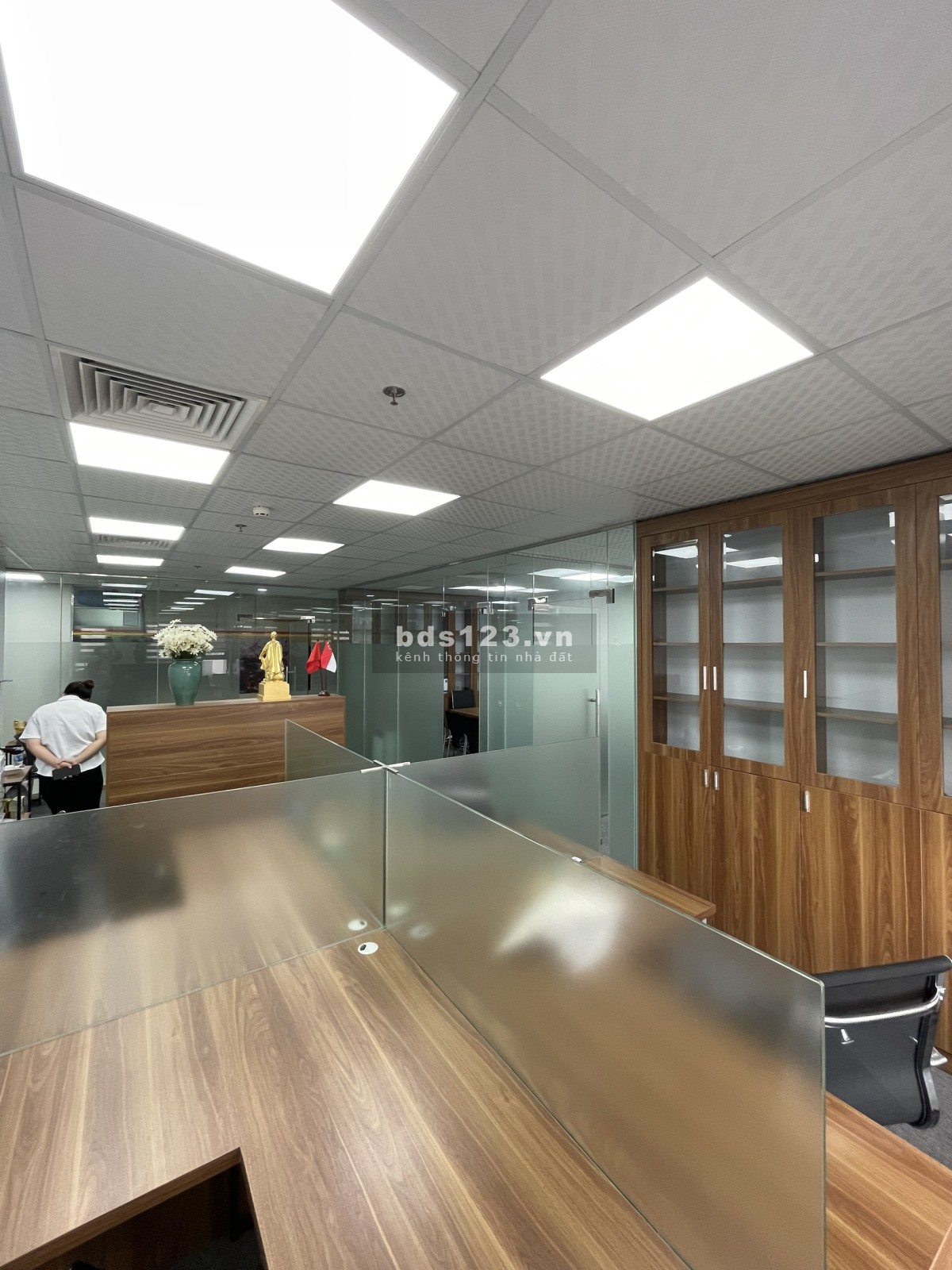 Cho thuê Văn phòng diện tích 62m2, đầy đủ nội thất và tiện nghi, lh 0913977819