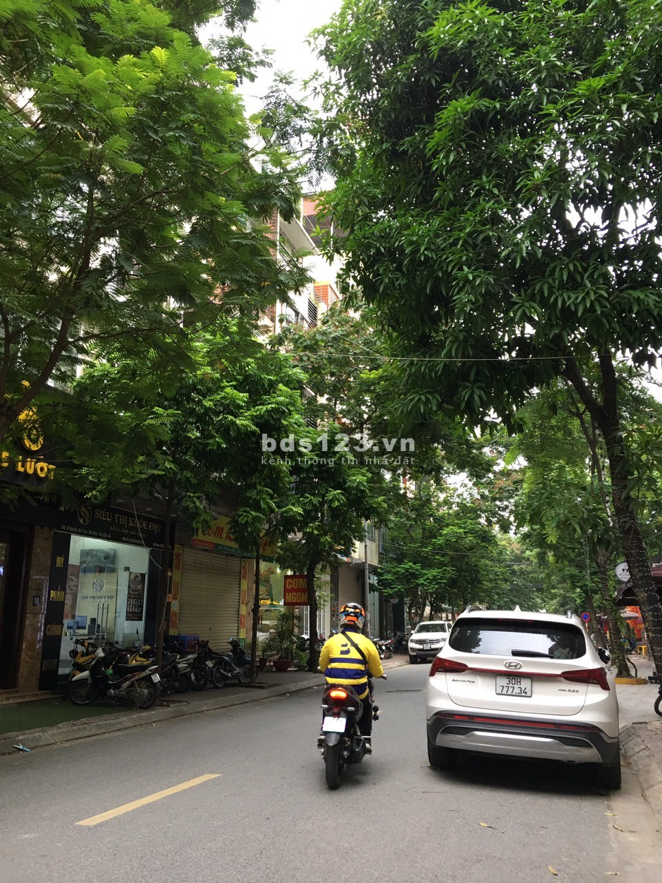 Toà nhà Văn phòng Mặt phố khu vực Cầu Giấy, DT55m2x 6 tầng, MT5,1m thang máy, vỉa hè rộng, giá 20 tỷ