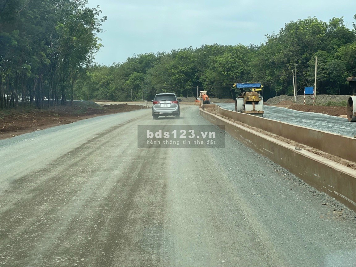 Mẹ tôi cần bán gấp vườn 2366m2 giá 450tr mặt tiền đường DH Tân Hưng- Tân Lợi (đường 26m)