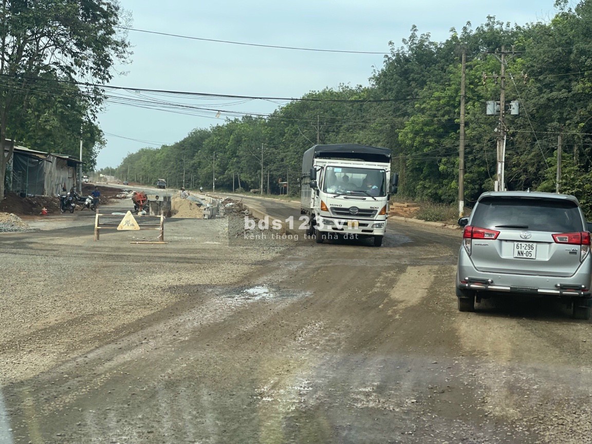 Mẹ tôi cần bán gấp vườn 2366m2 giá 450tr mặt tiền đường DH Tân Hưng- Tân Lợi (đường 26m)