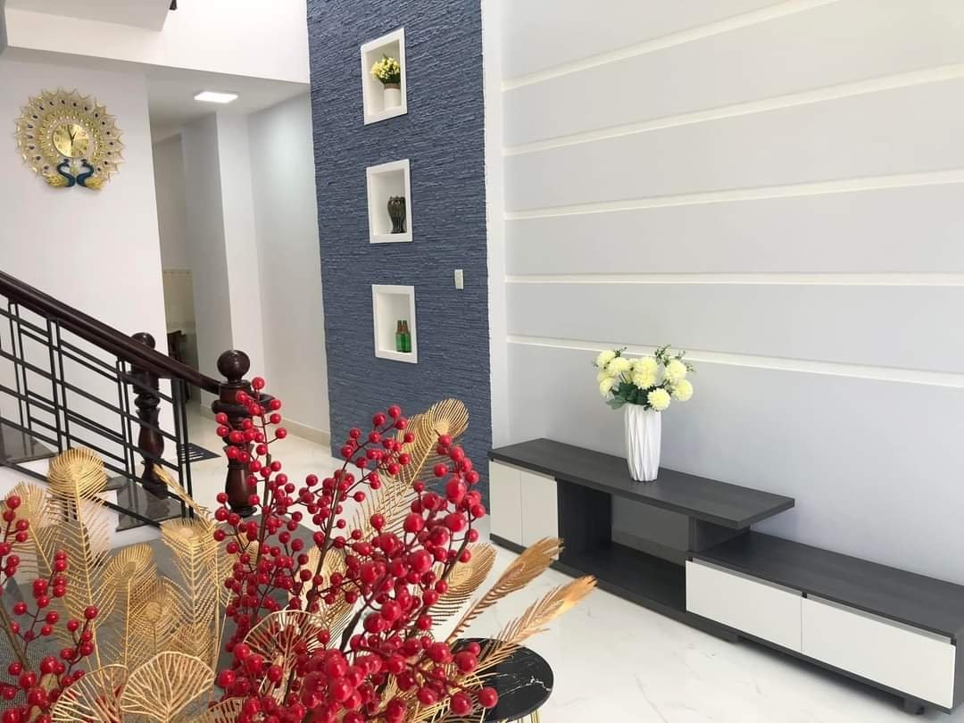 Nhà giá rẻ bất ngờ tại khu vực Trung Tâm Q 8 giá 7.98 tỷ . 80 m 2 - Có sân đậu xe hơi. Thương