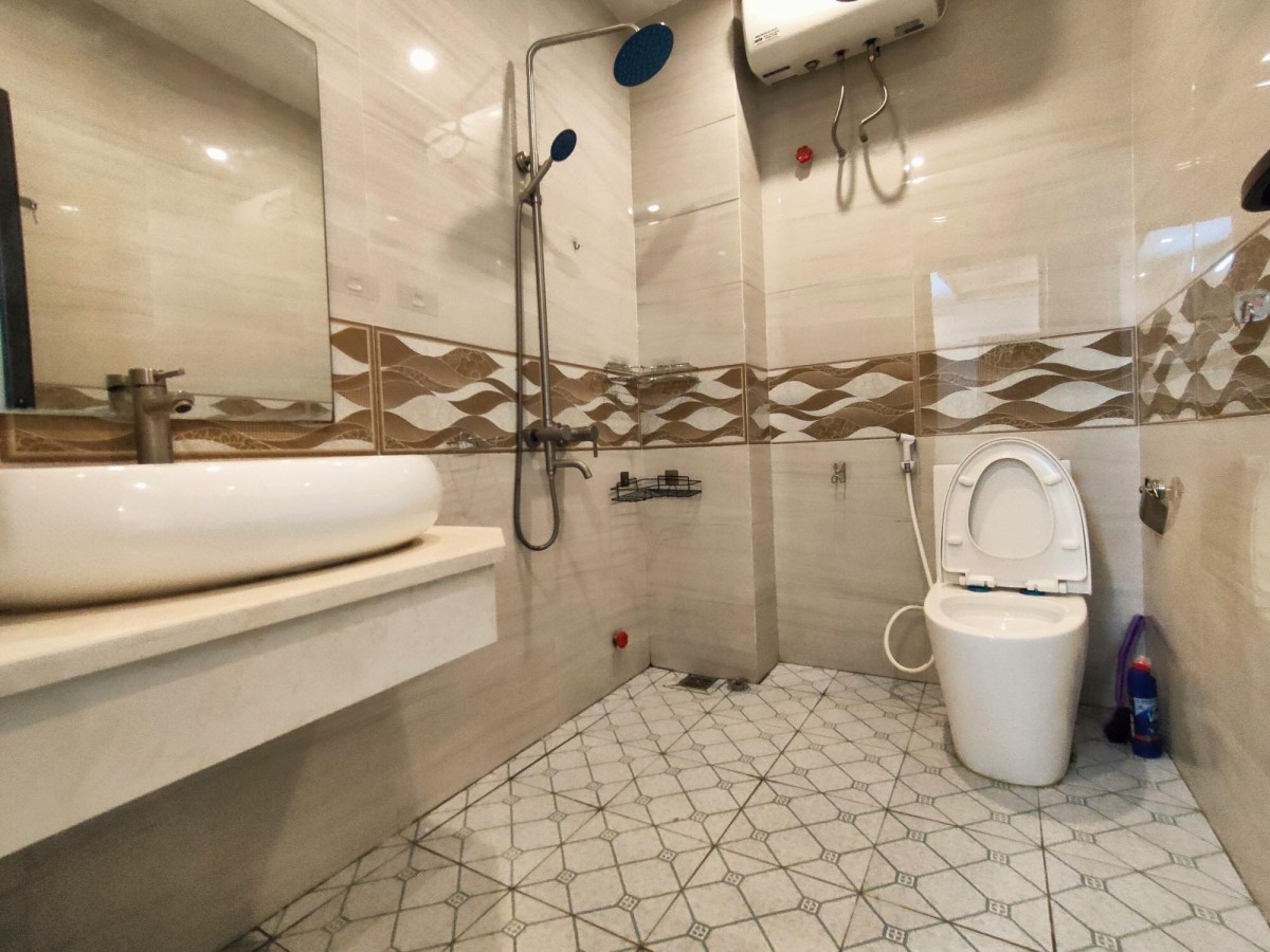 Bán nhà Trần Thái Tông 30M x 5 tầng, cách phố vài bước chân, 4.3 tỷ.