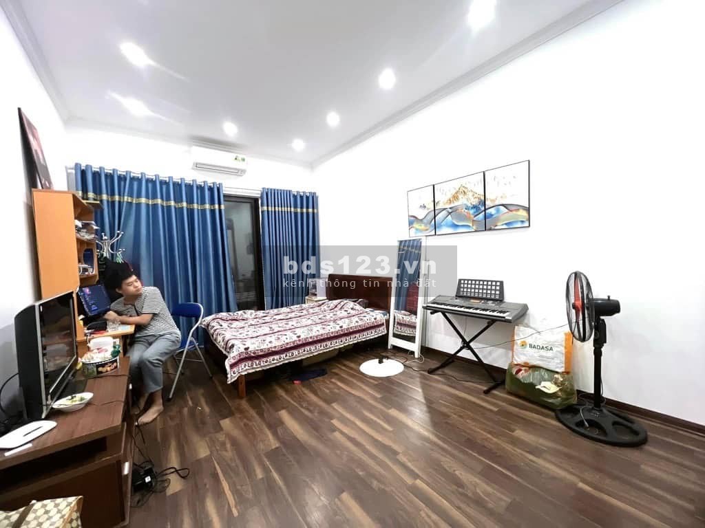 Bán nhà trung tâm Cầu Giáy cách mặt phố 20m nội thất cao cấp
