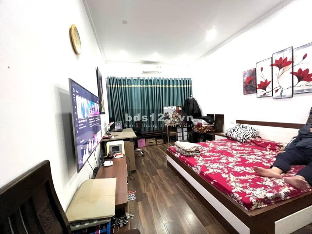 Bán nhà trung tâm Cầu Giáy cách mặt phố 20m nội thất cao cấp