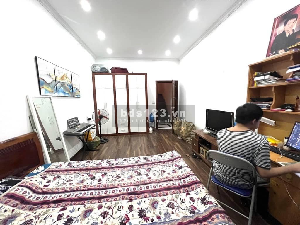 Bán nhà trung tâm Cầu Giáy cách mặt phố 20m nội thất cao cấp