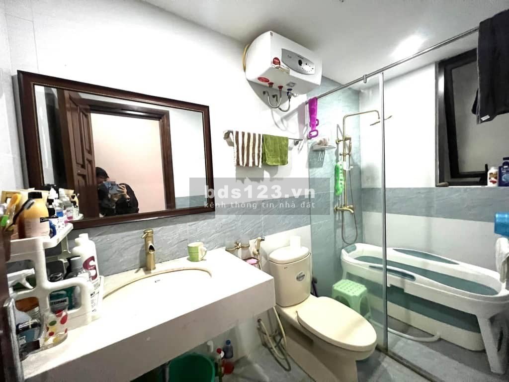 Bán nhà trung tâm Cầu Giáy cách mặt phố 20m nội thất cao cấp