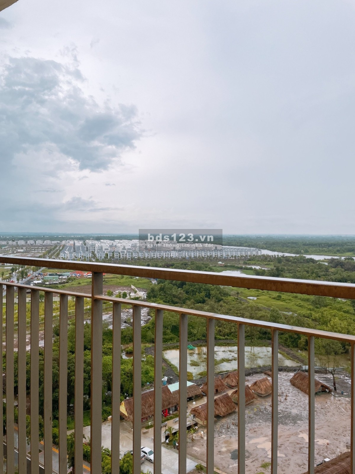 Chính chủ bán gấp 2 phòng ngủ, 2 wc dt 68m2, view sông biệt thự full nội thất giá rẻ nhất thị trường