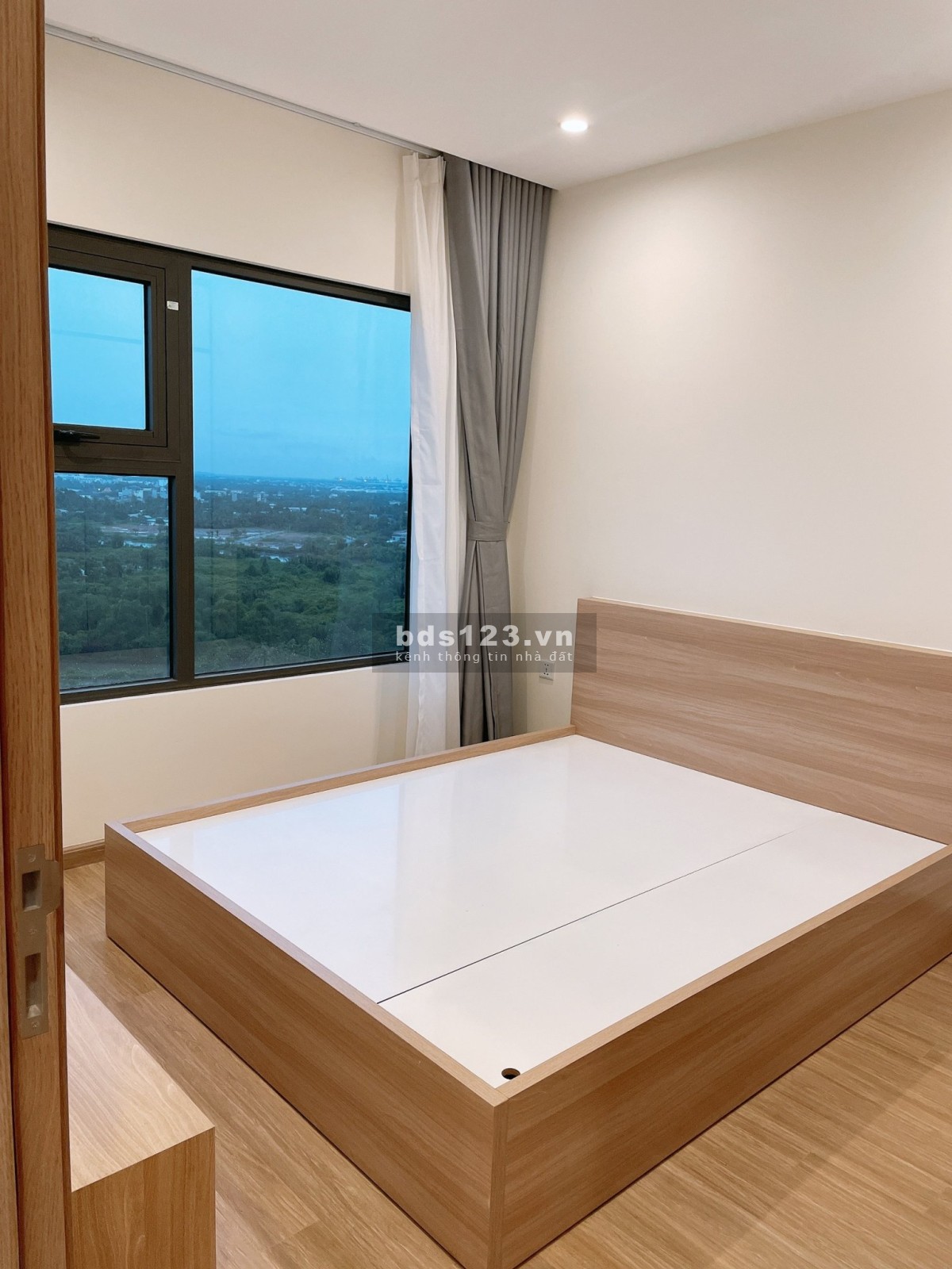 Chính chủ bán gấp 2 phòng ngủ, 2 wc dt 68m2, view sông biệt thự full nội thất giá rẻ nhất thị trường