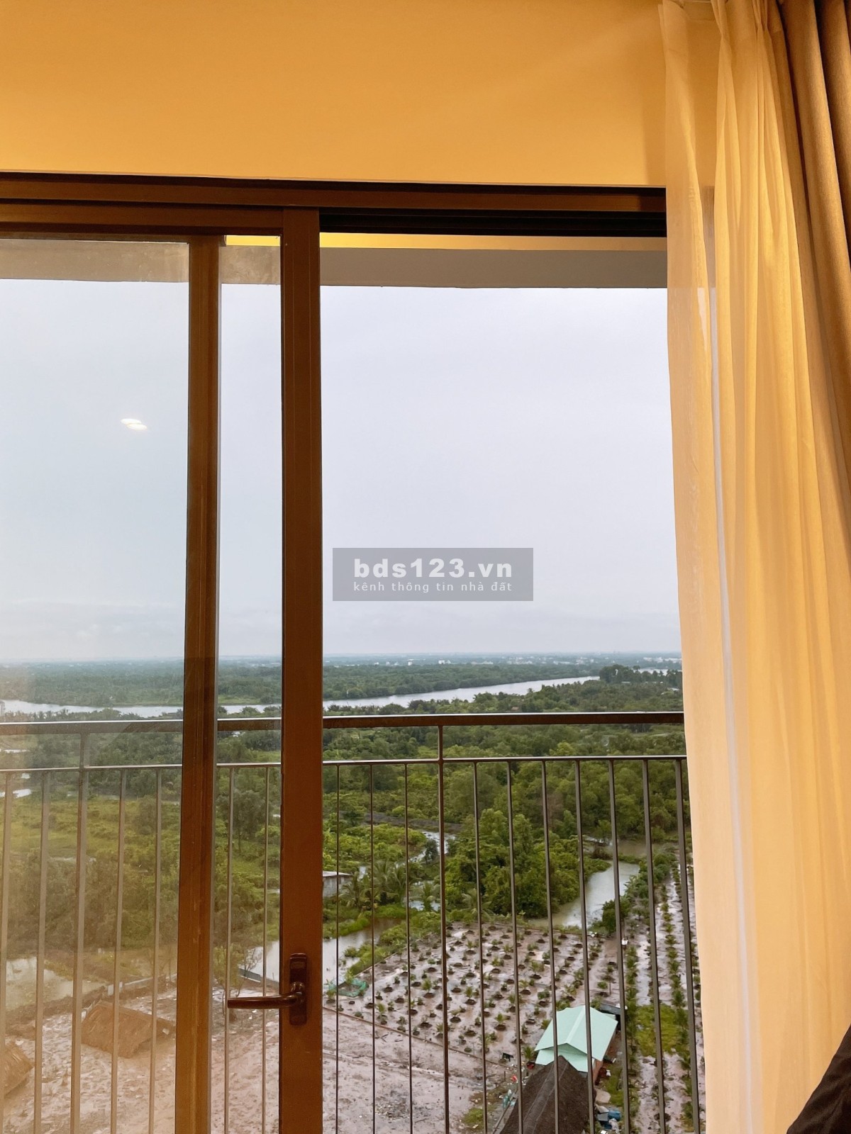 Chính chủ bán gấp 2 phòng ngủ, 2 wc dt 68m2, view sông biệt thự full nội thất giá rẻ nhất thị trường