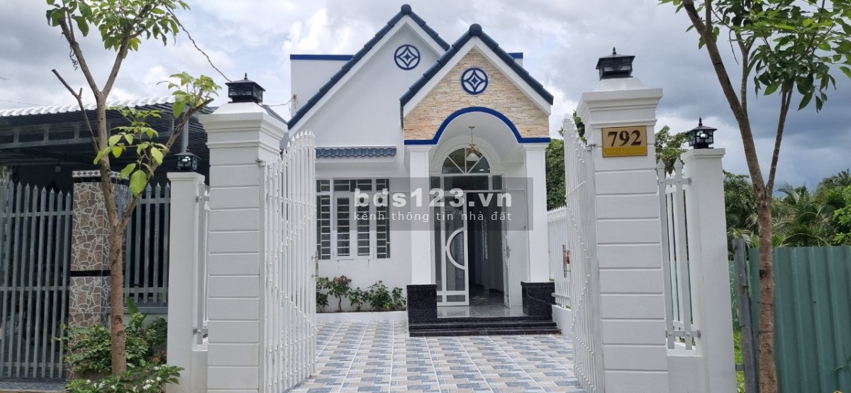 Nhà mới xây dựng, Mặt Tiền đường nhựa cách TT Thị Trấn Chợ Gạo 3km
