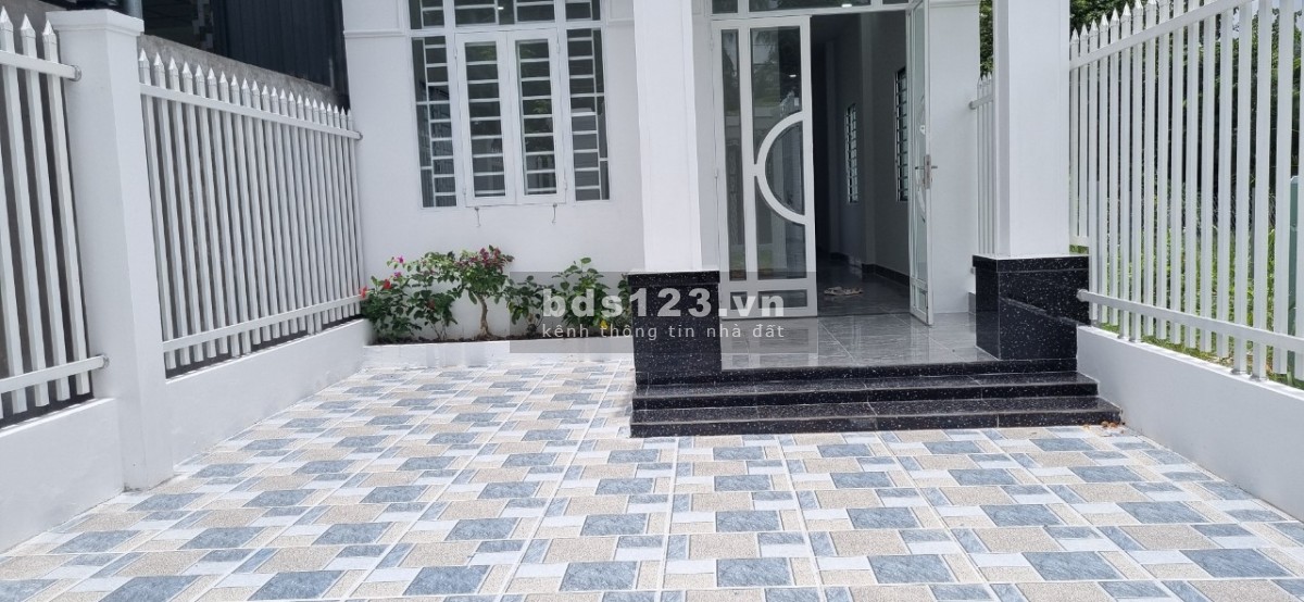 Nhà mới xây dựng, Mặt Tiền đường nhựa cách TT Thị Trấn Chợ Gạo 3km