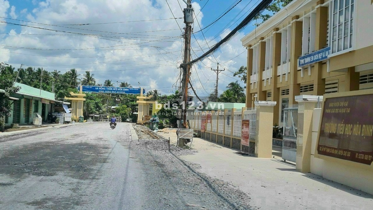 Nhà mới xây dựng, Mặt Tiền đường nhựa cách TT Thị Trấn Chợ Gạo 3km