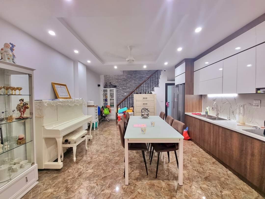 Bán nhà khu Đông Tác đt: 40m 6 tầng mt 4.7 m giá 6.9 tỷ