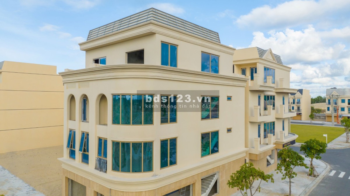 Bán nhà phố 4 tầng hoàn thiện mặt ngoài gần sân Gofl Montgomerie Links có sổ sẵn