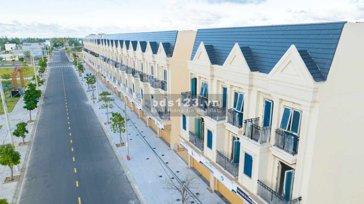 Bán nhà phố 4 tầng hoàn thiện mặt ngoài gần sân Gofl Montgomerie Links có sổ sẵn