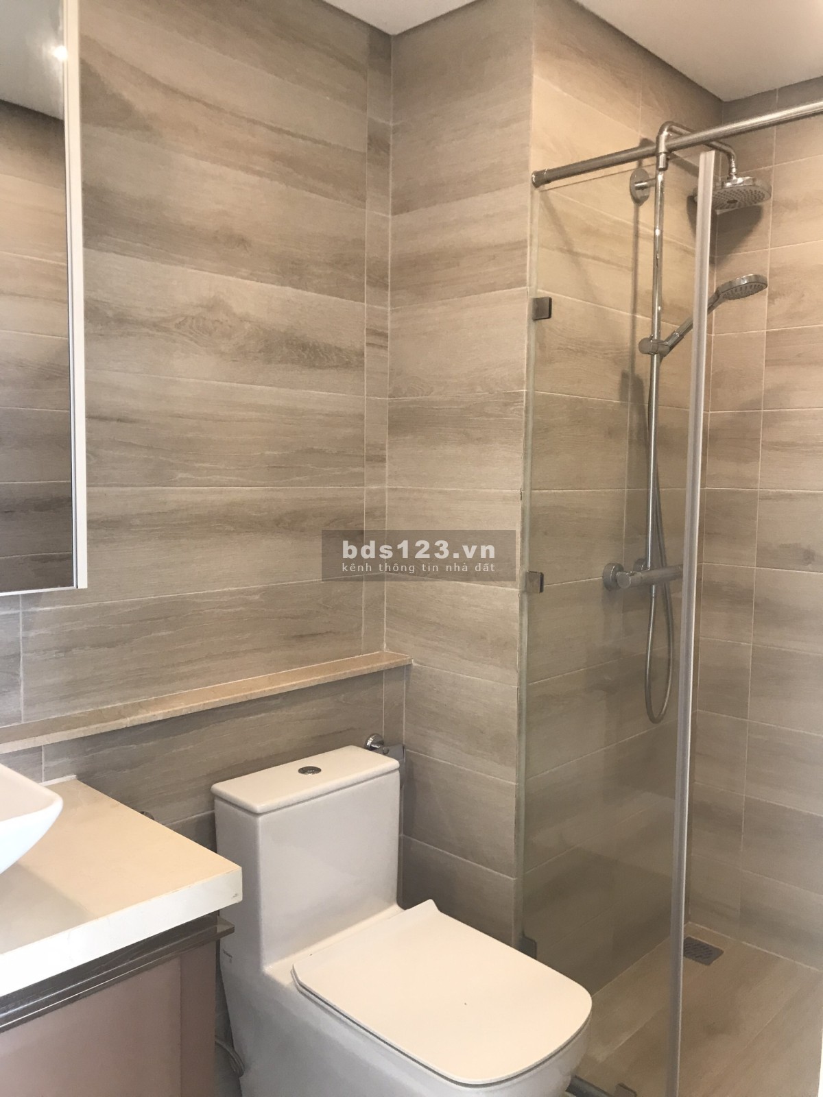 Chính chủ cần ra căn hộ Vinhomes Golden River Aqua 2 (đã có sổ hồng sử dụng lâu dài)