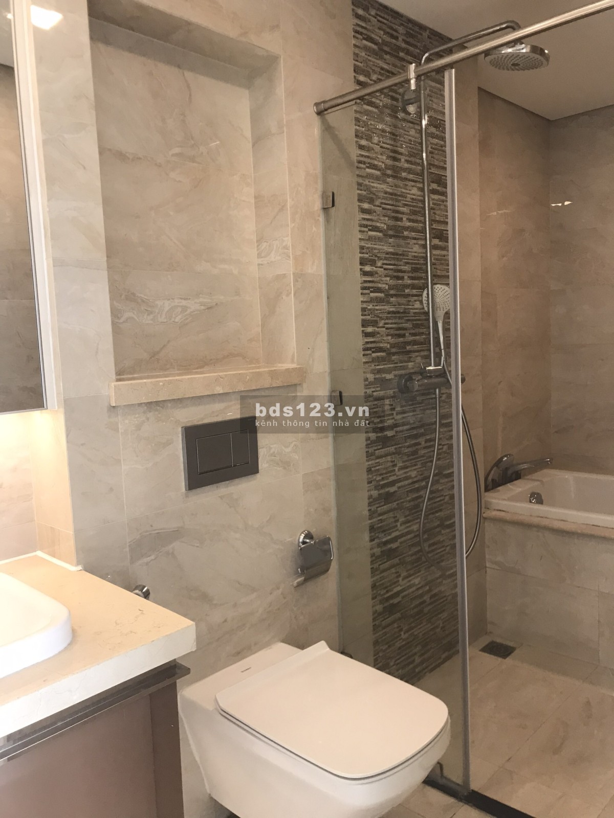 Chính chủ cần ra căn hộ Vinhomes Golden River Aqua 2 (đã có sổ hồng sử dụng lâu dài)