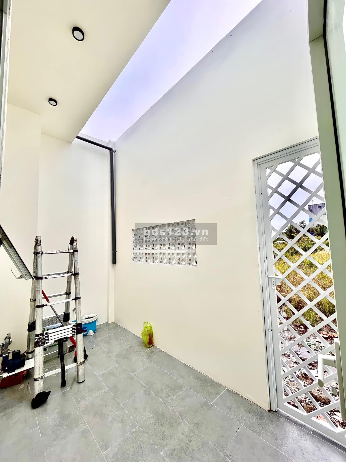 Bán căn nhà mới mẫu hiện đại Nguyễn Trung Ngạn, An Bình, đường rộng ô tô tới nhà
