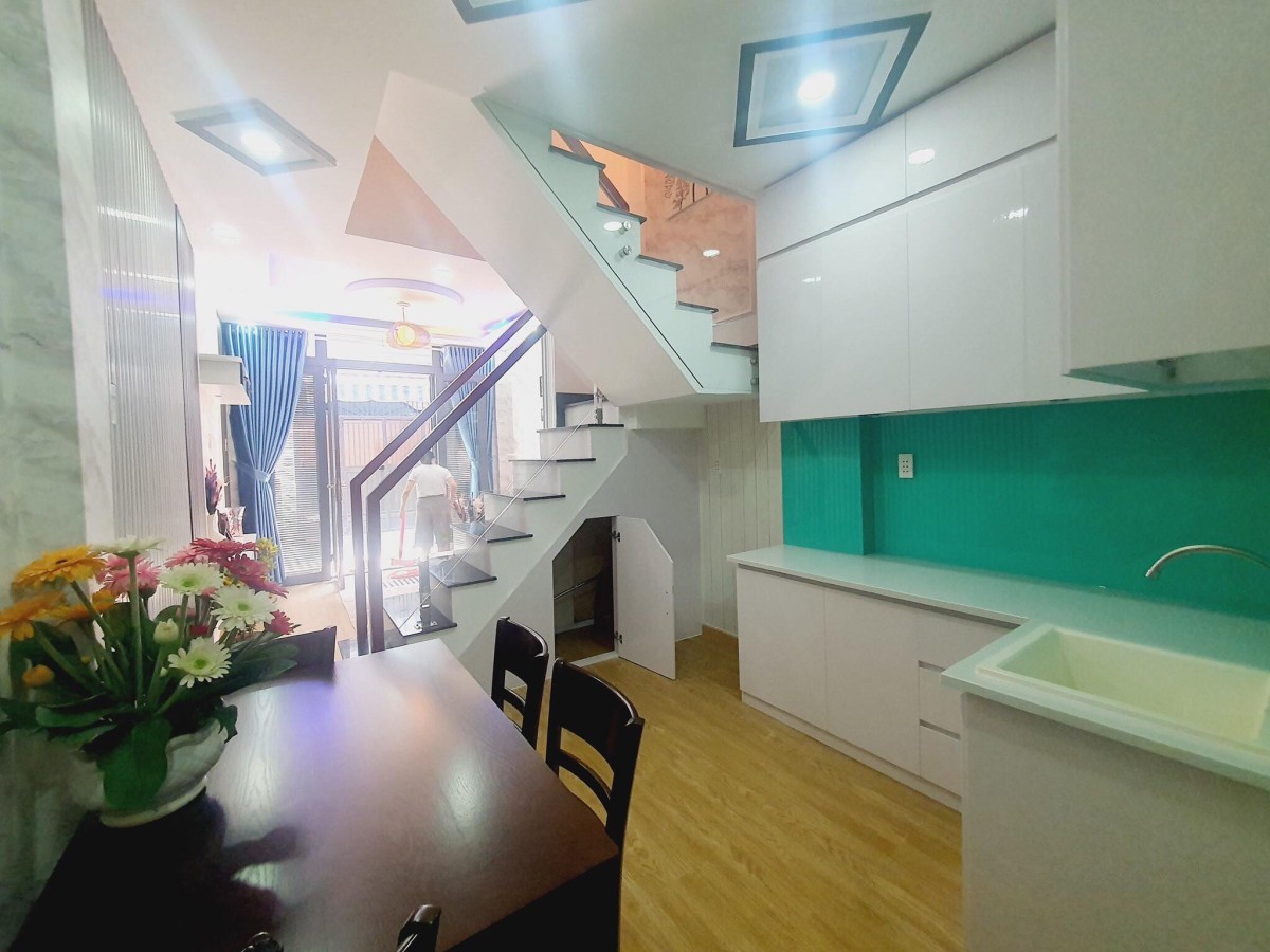 Chỉ hơn 3 tỷ nhà hèm xe hơi nhựa 5m, khu dân trí cao, đầy đủ nội thất, nhà mới
