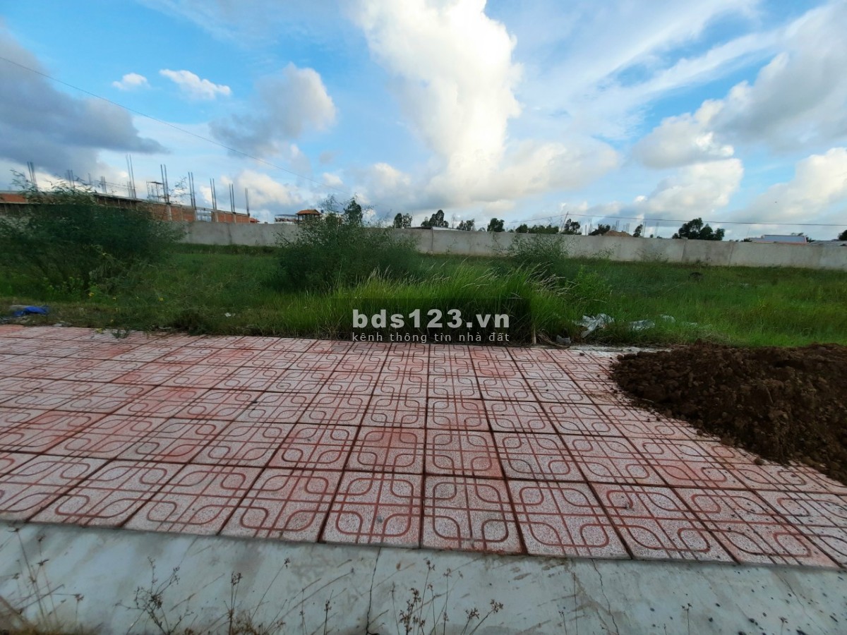 Cần ra gấp nền đối diện chợ mới Thạnh Phú vỉa hè 9.