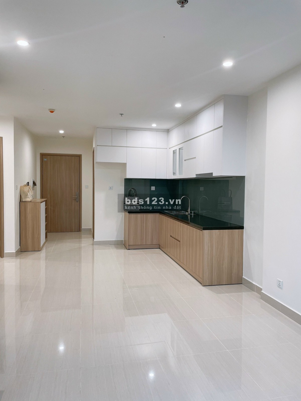 Cần ra gấp căn 2pn 2wc view sông tầng trung hướng Đông Nam thoáng mát