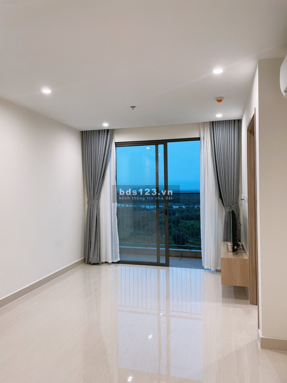 Cần ra gấp căn 2pn 2wc view sông tầng trung hướng Đông Nam thoáng mát