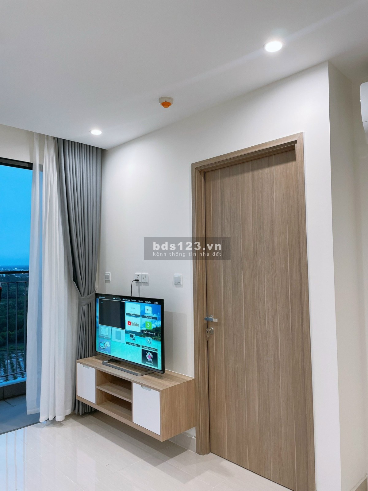 Cần ra gấp căn 2pn 2wc view sông tầng trung hướng Đông Nam thoáng mát