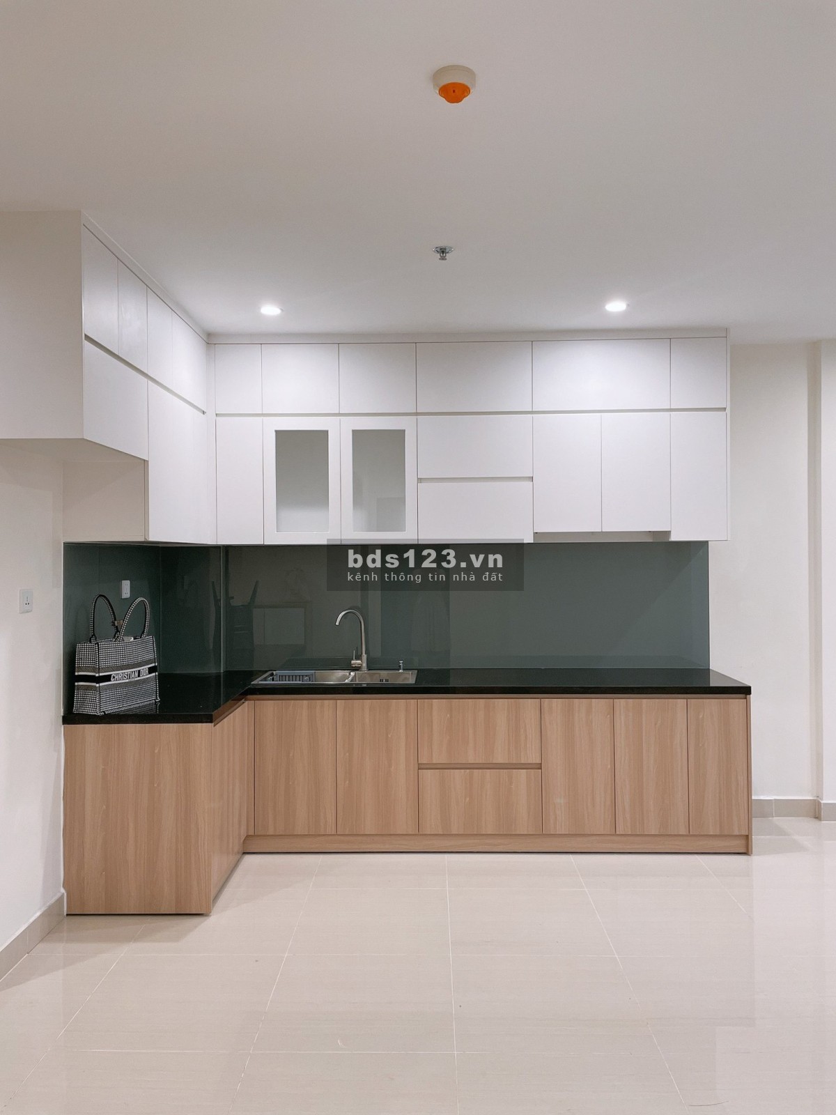Cần ra gấp căn 2pn 2wc view sông tầng trung hướng Đông Nam thoáng mát