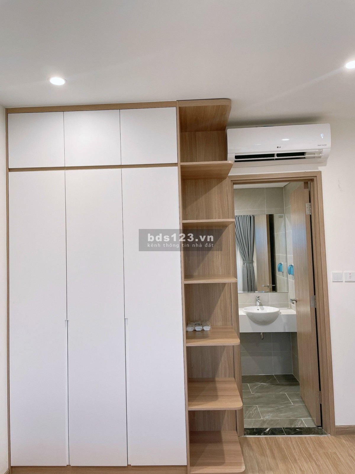 Cần ra gấp căn 2pn 2wc view sông tầng trung hướng Đông Nam thoáng mát