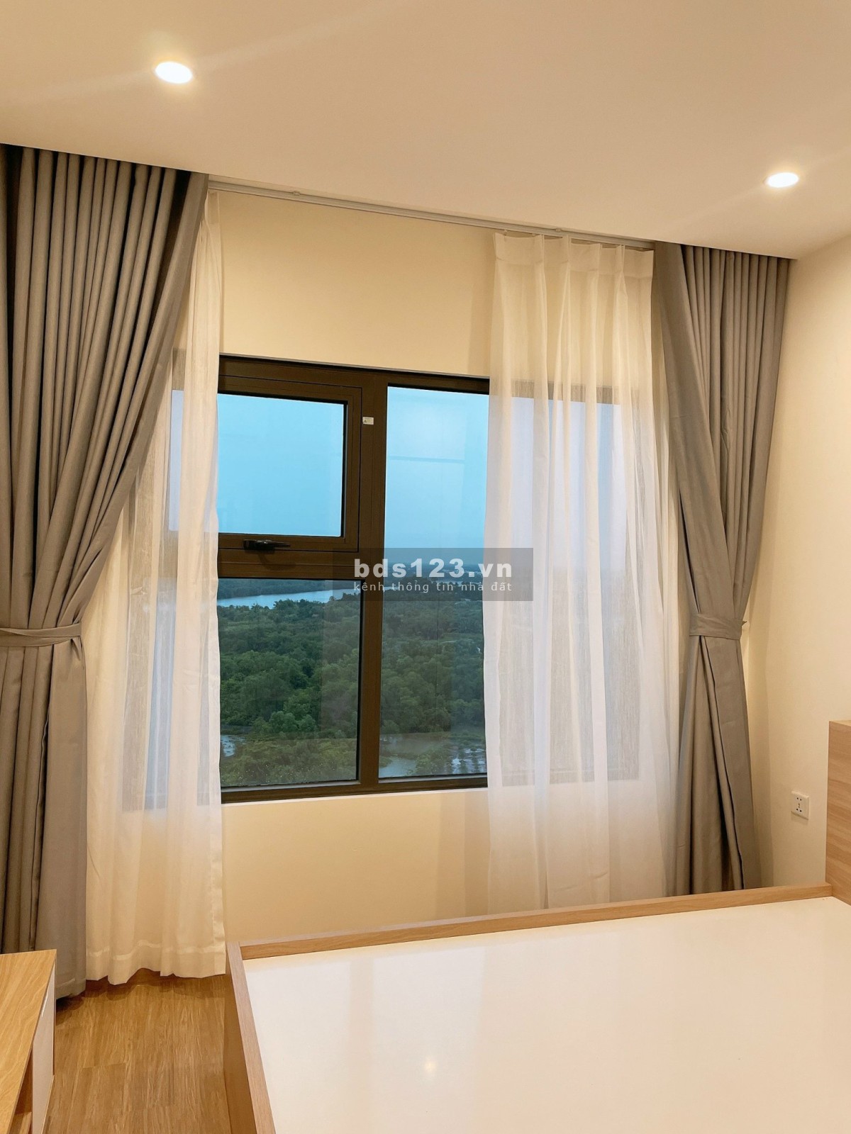 Cần ra gấp căn 2pn 2wc view sông tầng trung hướng Đông Nam thoáng mát