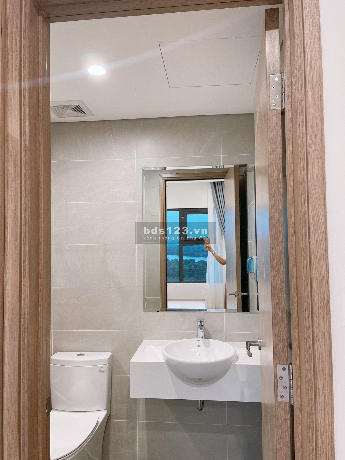 Cần ra gấp căn 2pn 2wc view sông tầng trung hướng Đông Nam thoáng mát