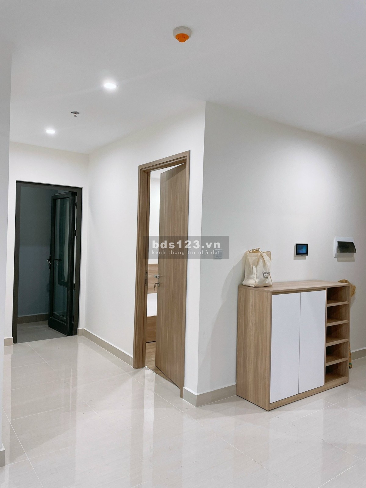 Cần ra gấp căn 2pn 2wc view sông tầng trung hướng Đông Nam thoáng mát