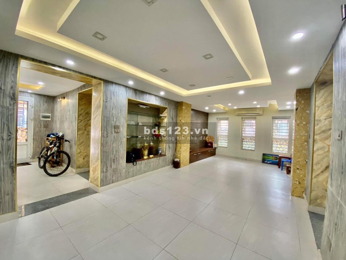 Chính chủ cần bán nhà trung tâm phường Phương Mai, dt 125m2, căn góc 3 mặt, sổ đỏ
