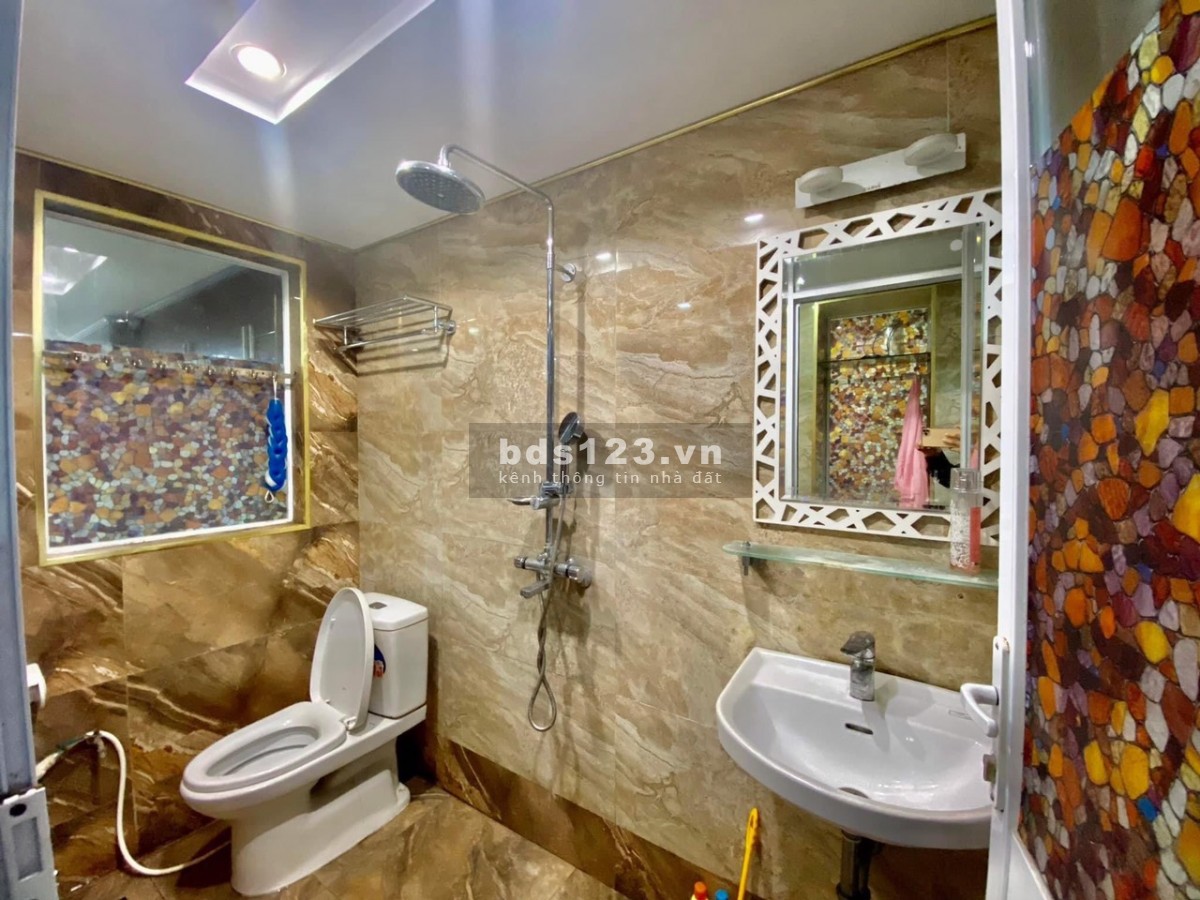 Chính chủ cần bán nhà trung tâm phường Phương Mai, dt 125m2, căn góc 3 mặt, sổ đỏ