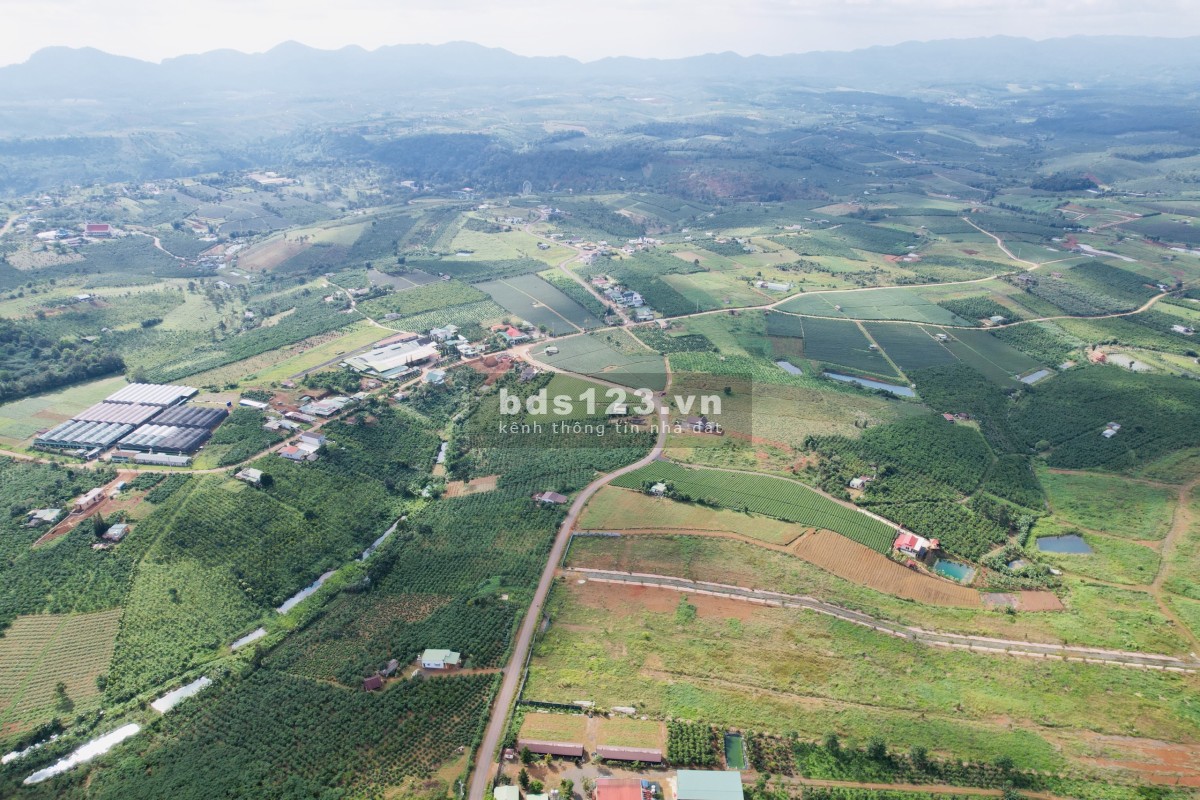 Bán đất trên 3 mặt tiền đường nhà nước gần nút lên xuống Cao Tốc