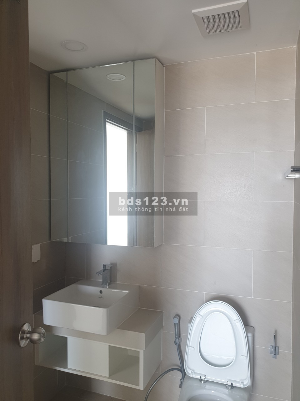 Cho thuê nhanh căn Sky 89 view sông có máy lạnh, rèm, giàn phơi DT 55m² giá chỉ 9 triệu/ tháng