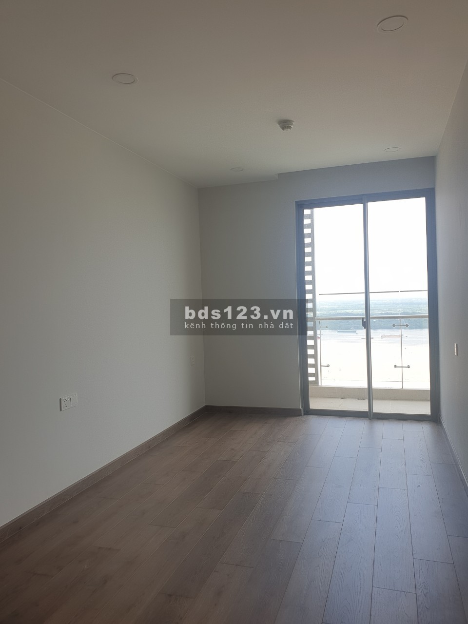 Cho thuê nhanh căn Sky 89 view sông có máy lạnh, rèm, giàn phơi DT 55m² giá chỉ 9 triệu/ tháng