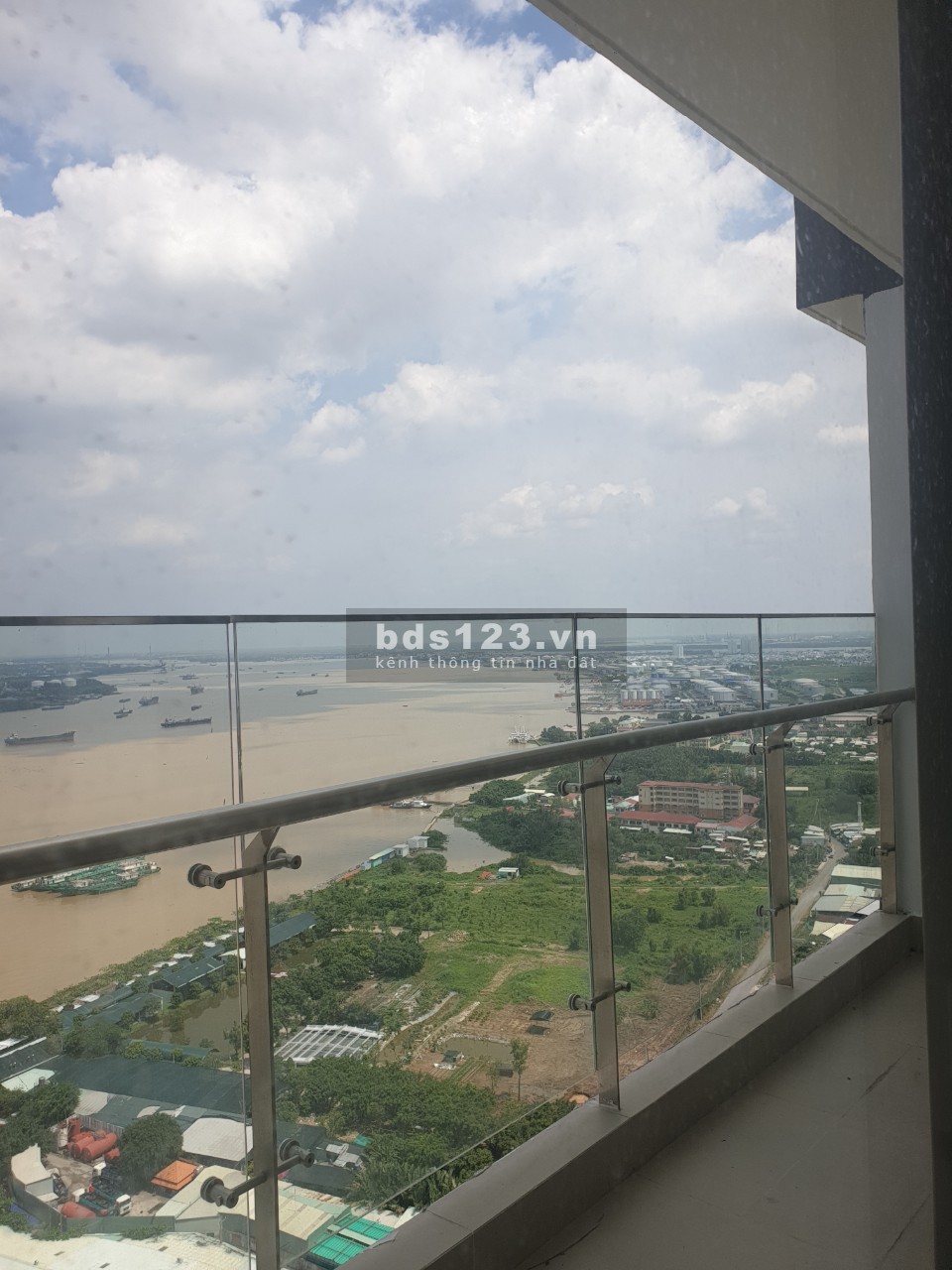 Cho thuê nhanh căn Sky 89 view sông có máy lạnh, rèm, giàn phơi DT 55m² giá chỉ 9 triệu/ tháng