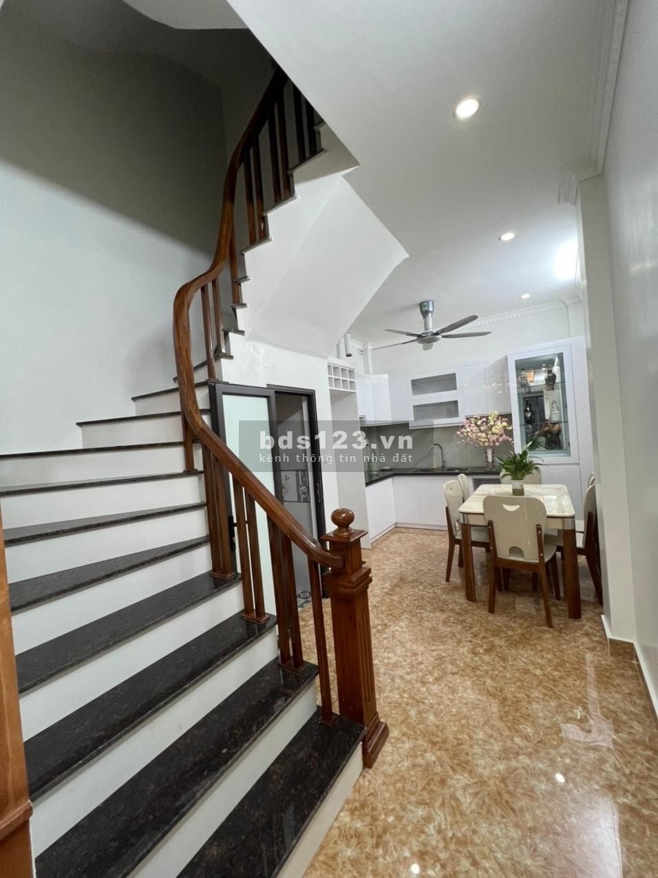 Bán nhà lô góc phố Chính Kinh, DTSD 37m² x 5 tầng, chỉ 30m ra mặt phố