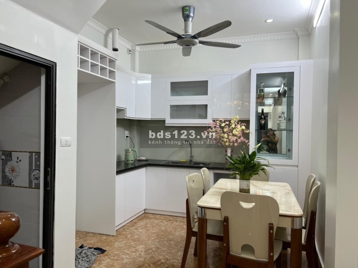 Bán nhà lô góc phố Chính Kinh, DTSD 37m² x 5 tầng, chỉ 30m ra mặt phố