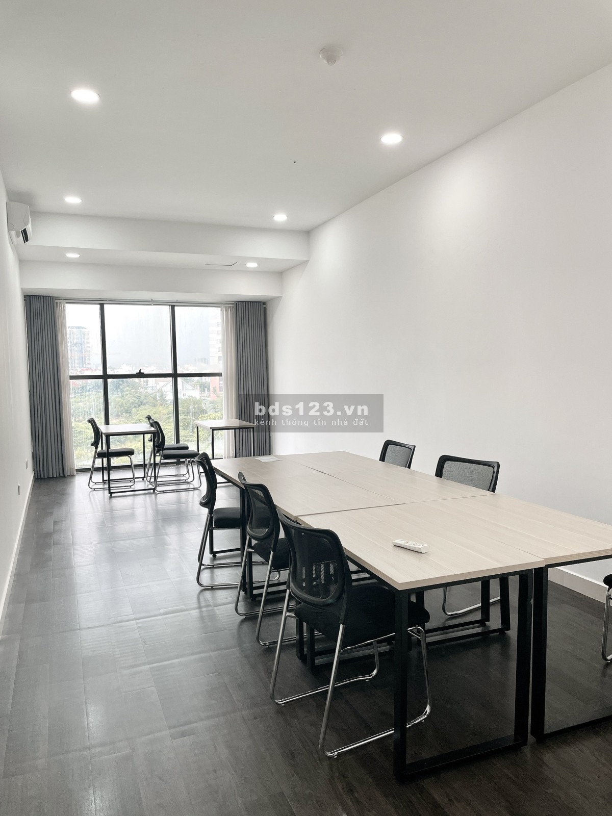 Chính chủ - Cho thuê văn phòng 40m2, có sẵn bàn ghế, ngay MT Mai Chí Thọ, quận 2