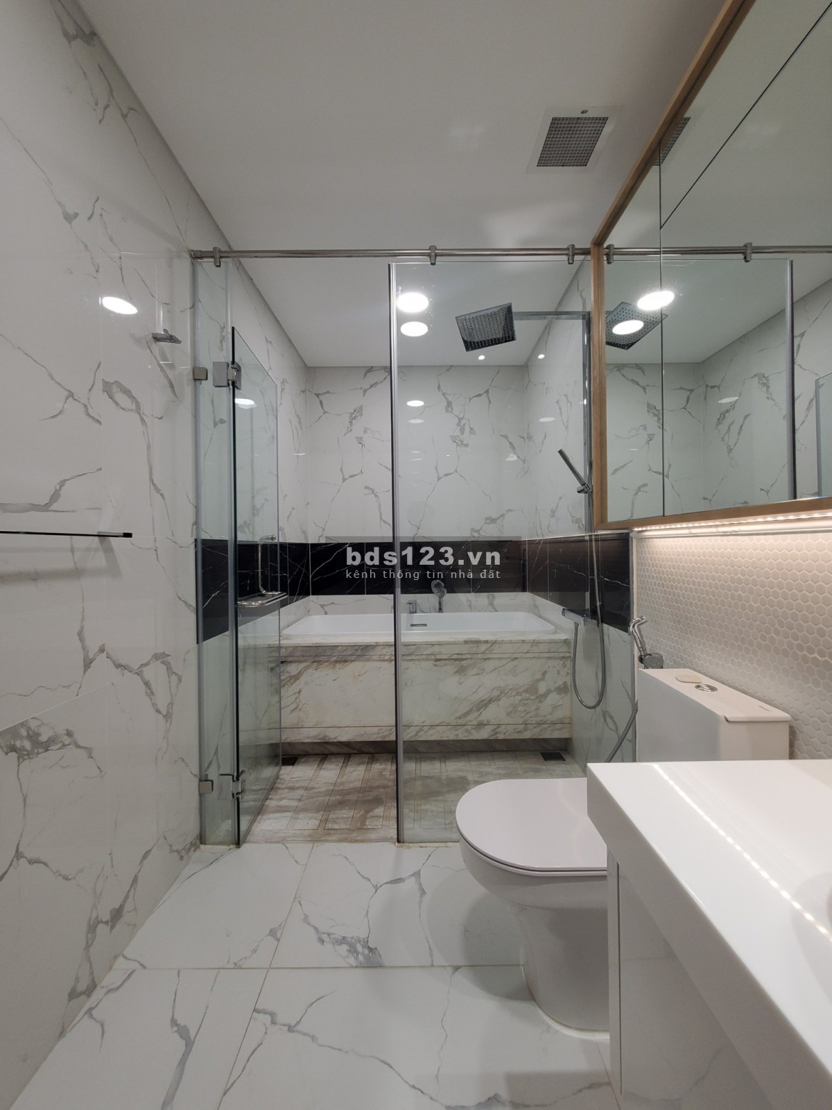 Em cần bán căn hộ 130m2 cc Sunwah Pearl trung tâm Q. Bình Thạnh, view sông trực diện