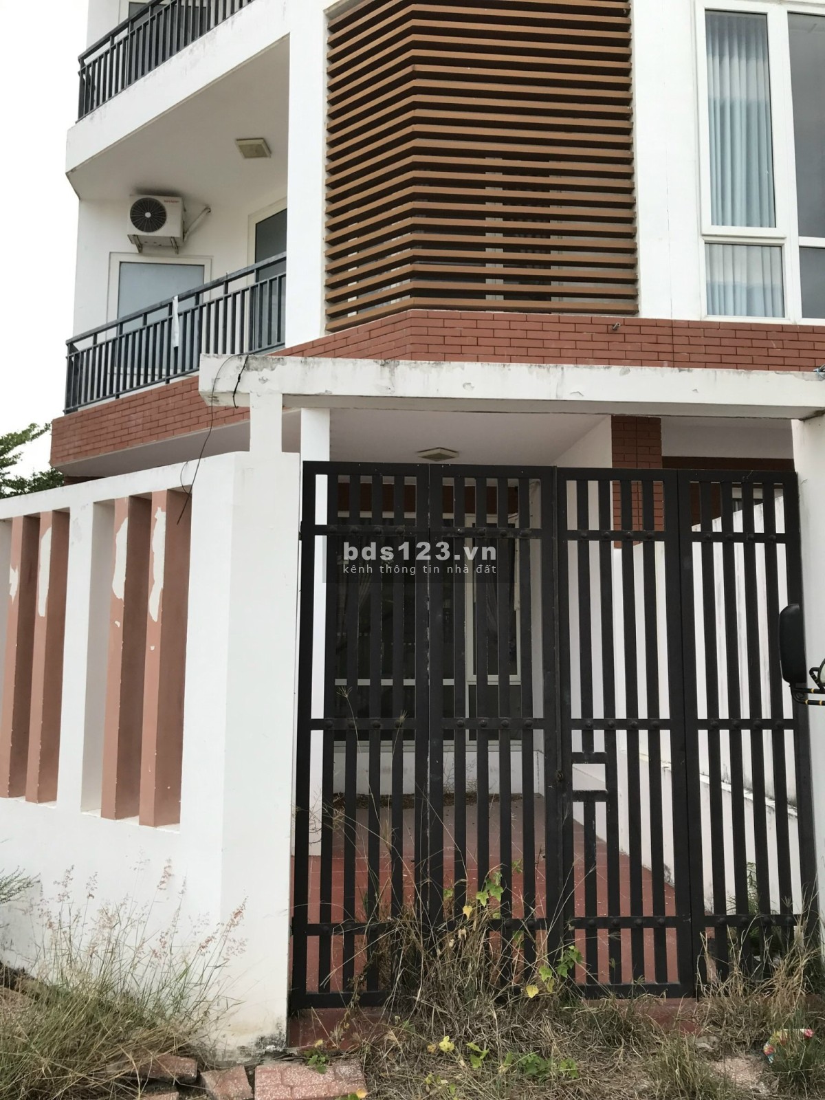 Cho thuê nhà nguyên căn đô thị Mipeco, cách Trần Phú 100m, 3,5 tầng, view biển, căn góc