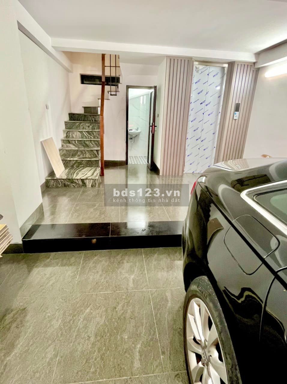 Nhà mới xây 6 tầng có thang máy ngõ ô tô tránh nhau vô tư, giá 15 tỷ đồng