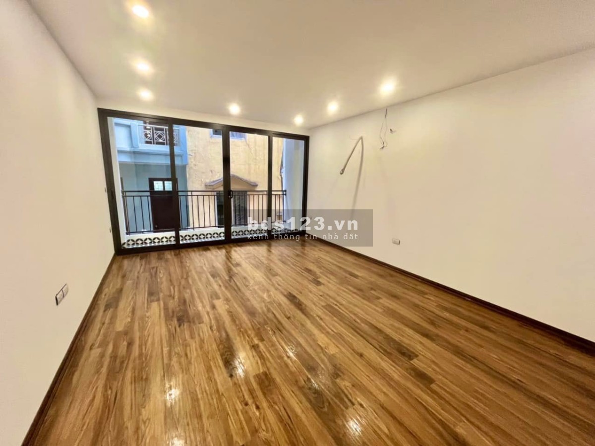 Nhà mới xây 6 tầng có thang máy ngõ ô tô tránh nhau vô tư, giá 15 tỷ đồng