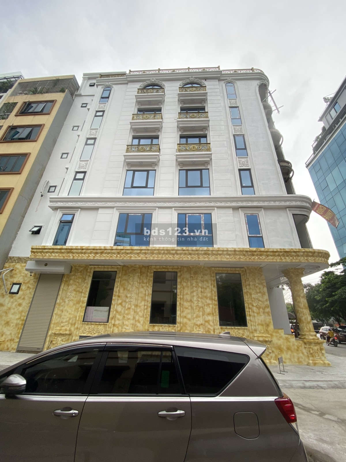 Cho thuê văn phòng mới căn góc nằm trên mặt phố sầm uất tại Thanh Xuân, tiện ích đủ
